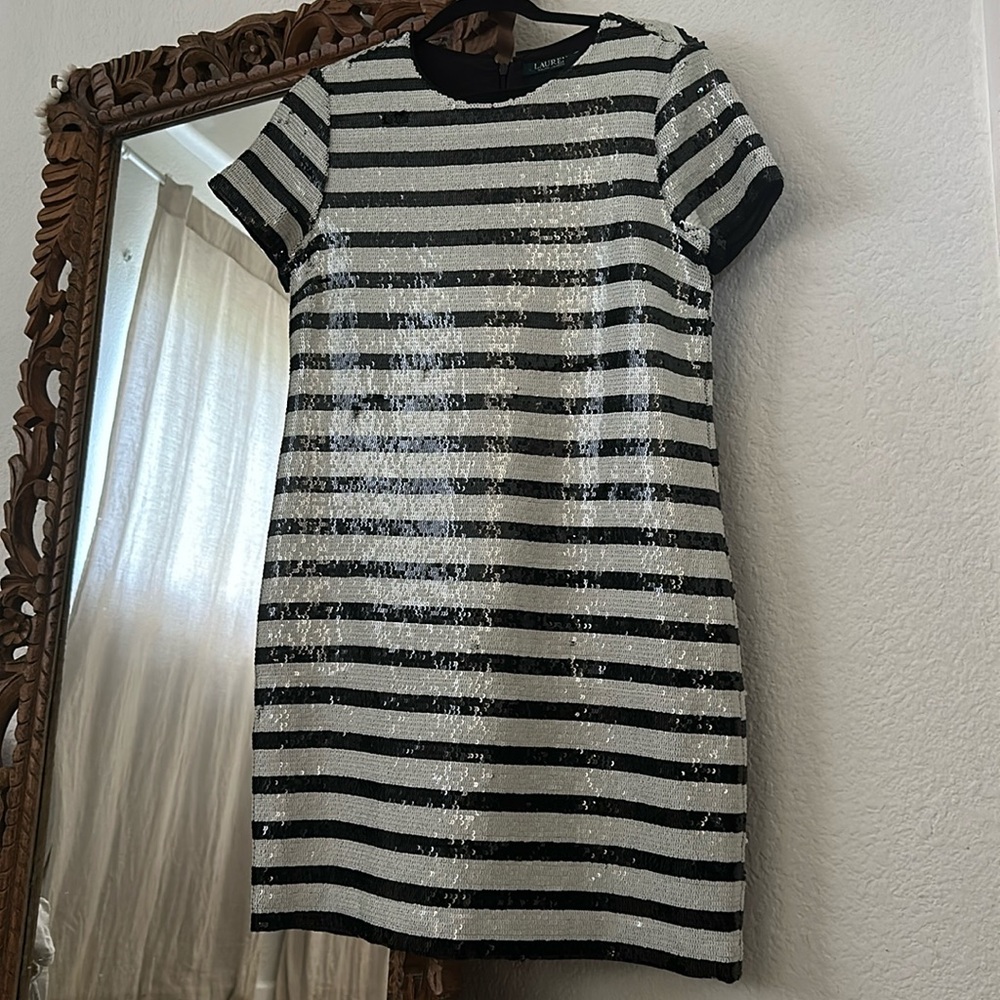 Perfect condition. Super vibe. Pair with sneakers or stilettos. Boxy fit.